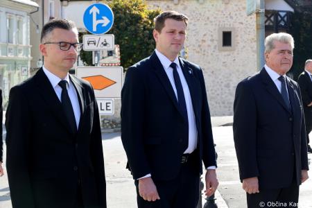 Ob 1. novembru smo se s polaganjem cvetja k osrednjim kamniškim spomenikom poklonili žrtvam vojn (9)